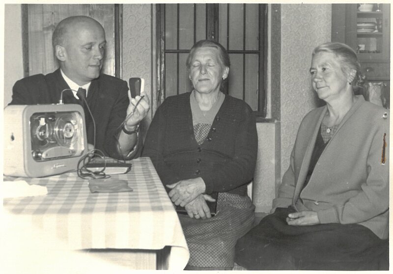 Franz Schunko nimmt zwei Gewährspersonen mit einem Tonbandgerät in Petersbaumgarten auf