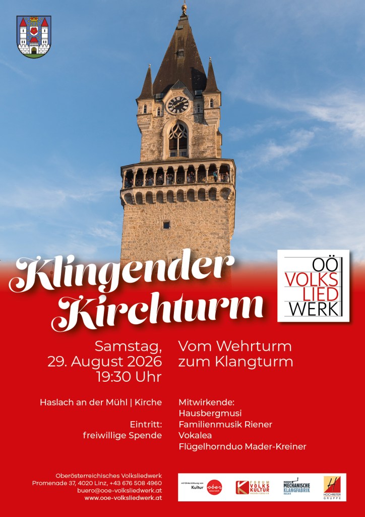 Eine Turmspitze vor dem Himmel.