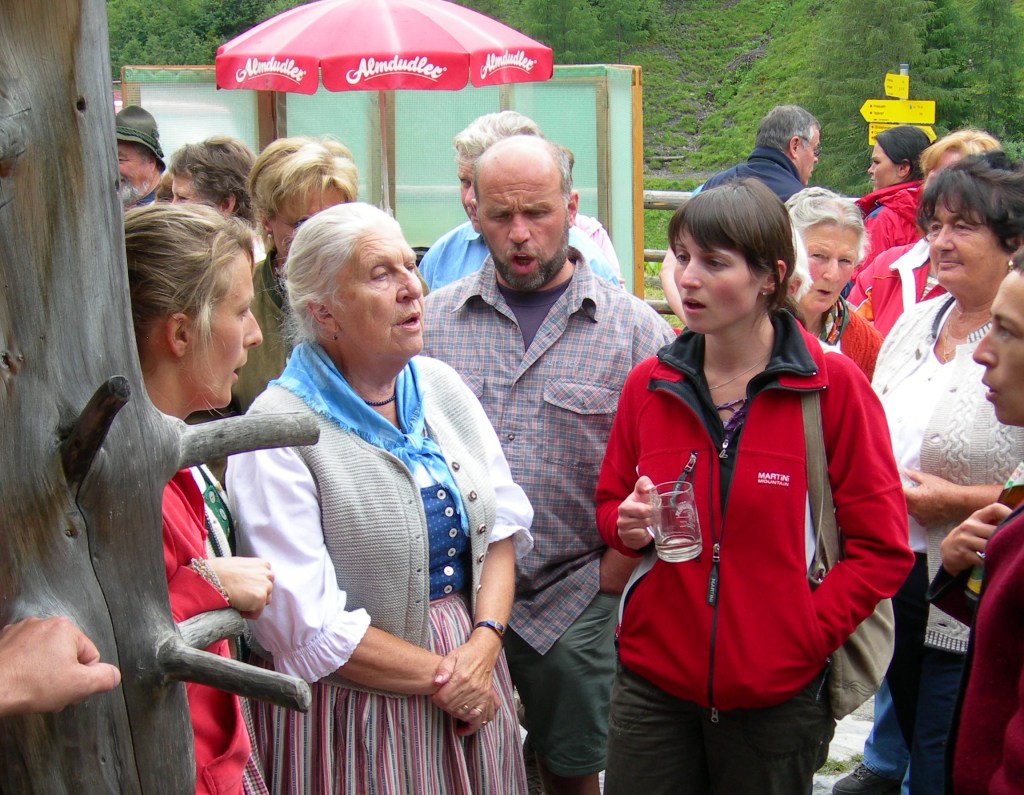 - Abb 3: Jodlersingen auf der Heinreichalm Gasteinertal um 2005, Salzburger Volksliedwerk.